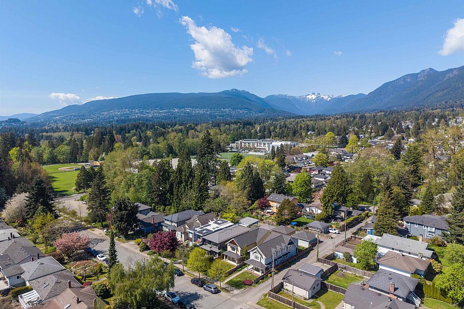 318 W 18th Street North Vancouver, BC - 36