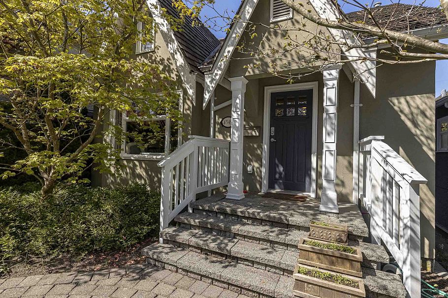 4549 W 12th Avenue Vancouver, BC - 4