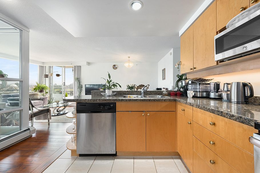 1201 1228 Marinaside Crescent Vancouver, BC - 8