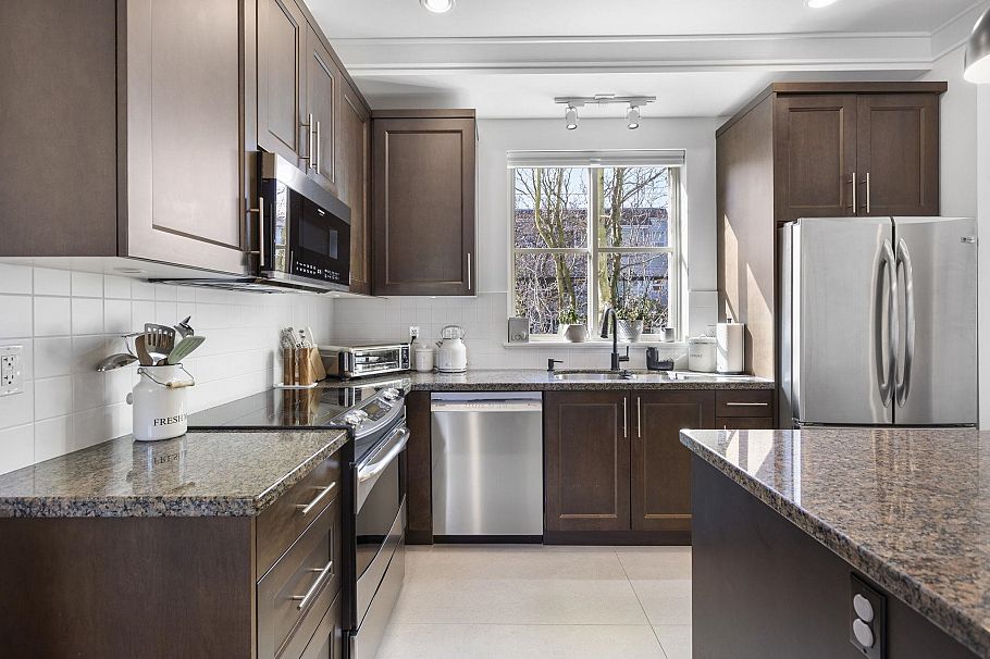 8 3025 Baird Road North Vancouver, BC - 13