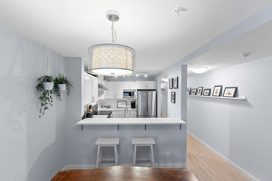 304 137 W 17th Street North Vancouver, BC - 5