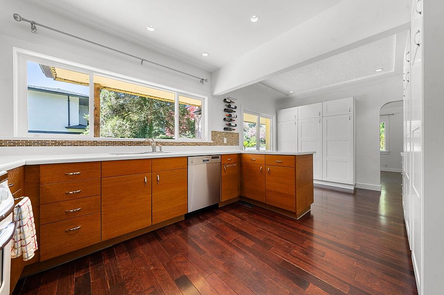 2195 Cortell Street North Vancouver, BC - 22