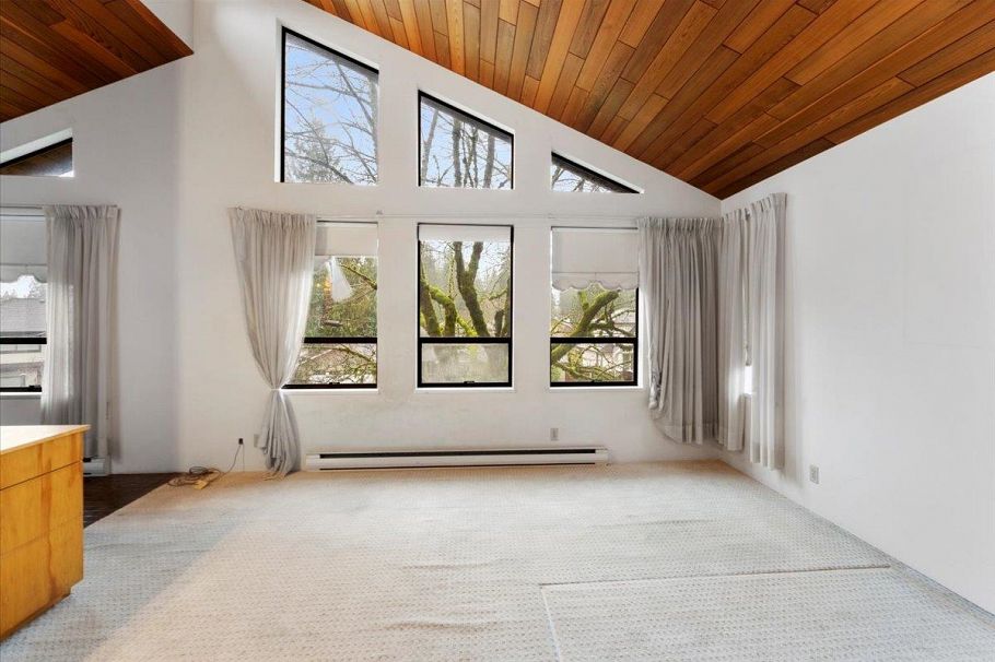 1064 Ruthina Avenue North Vancouver, BC - 24