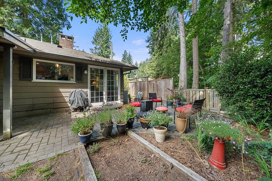 2010 Mackay Avenue North Vancouver, BC - 26