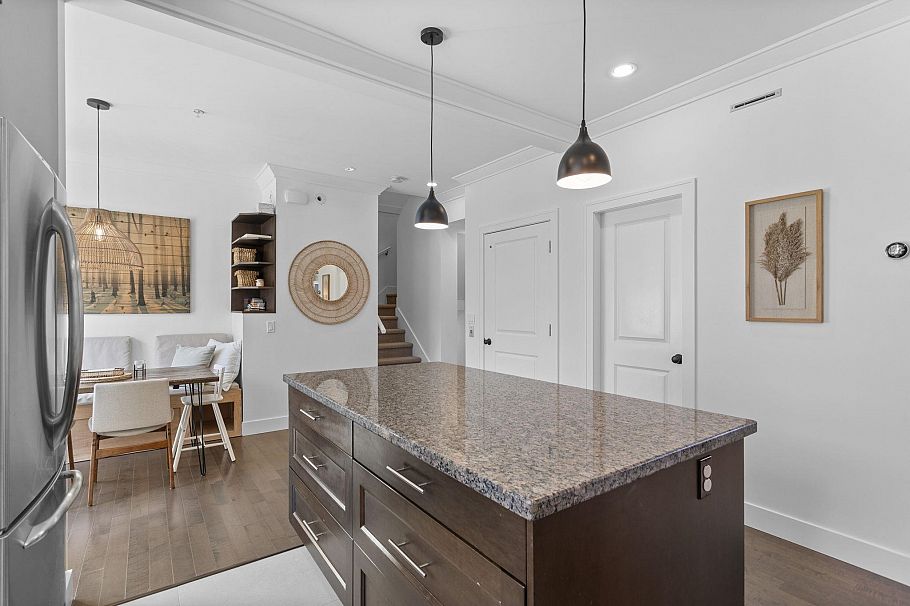 8 3025 Baird Road North Vancouver, BC - 11