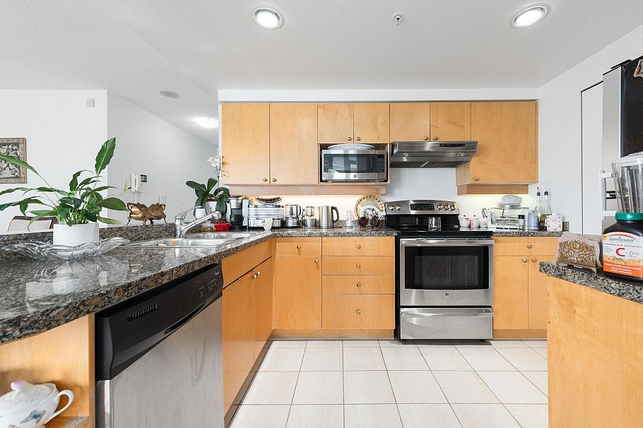 1201 1228 Marinaside Crescent Vancouver, BC - 6