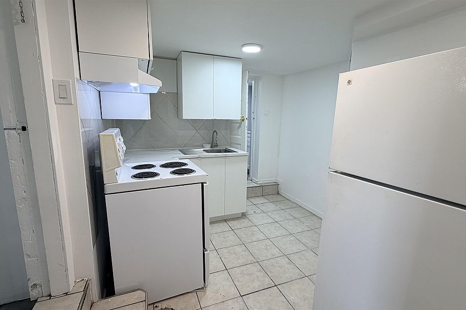 1039 E 41st Avenue Vancouver, BC - 12