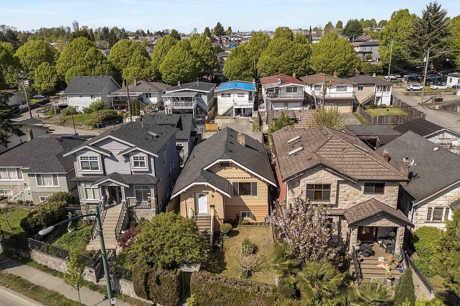 153 SE Marine Drive Vancouver, BC - 27