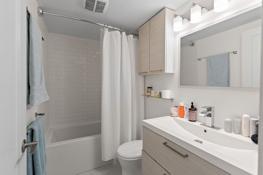 304 137 W 17th Street North Vancouver, BC - 12