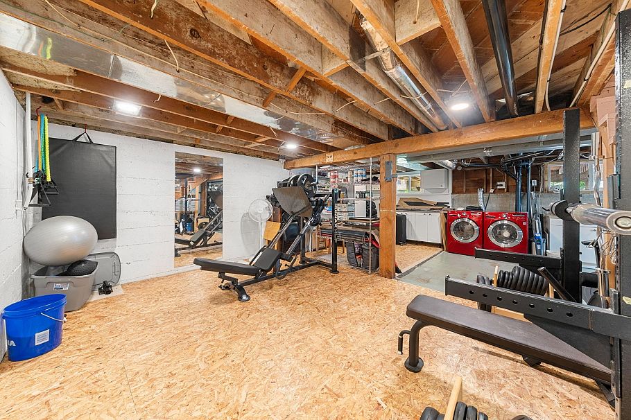 2195 Cortell Street North Vancouver, BC - 36