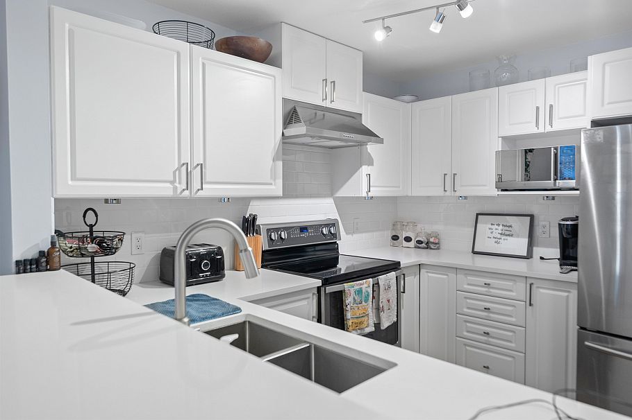 304 137 W 17th Street North Vancouver, BC - 1