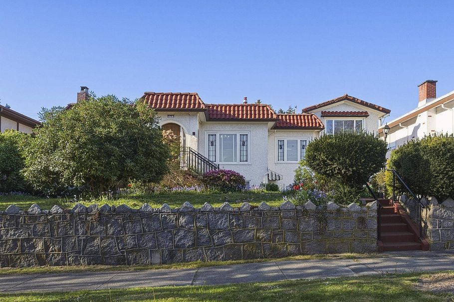 433 E 48th Avenue Vancouver, BC - 2