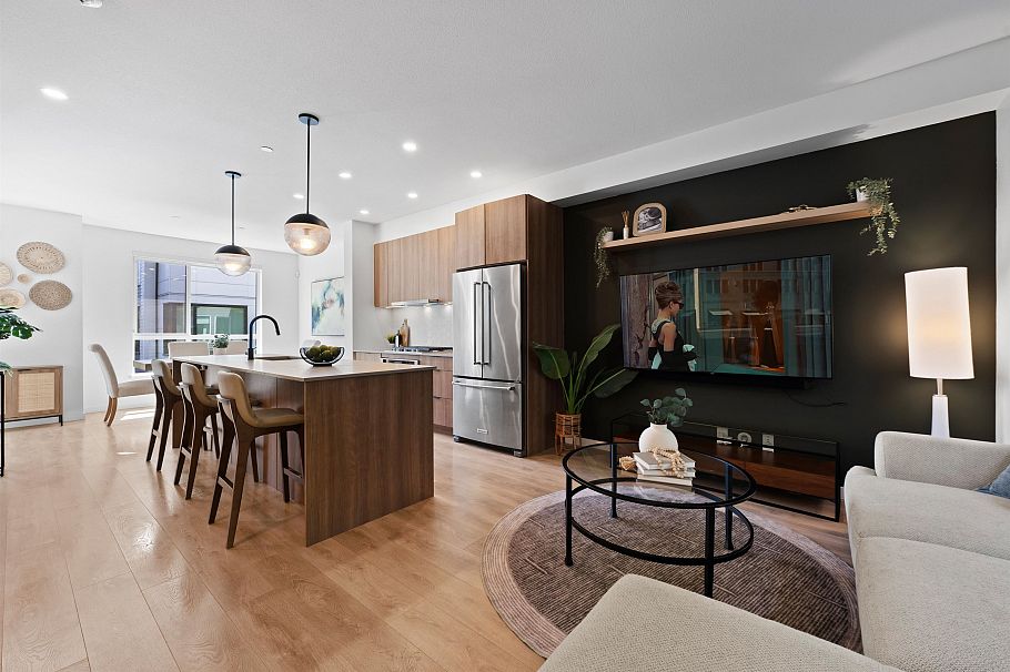 23 533 E 3rd Street North Vancouver, BC - 1