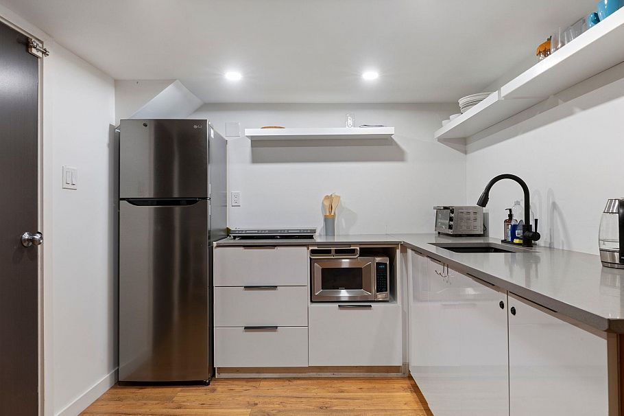 261 E 4th Street North Vancouver, BC - 27