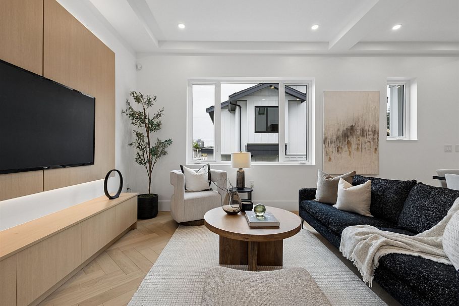 1 3637 E 46th Avenue Vancouver, BC - 3