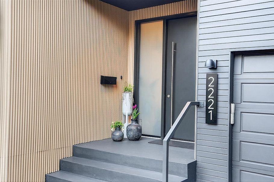 2221 Bowser Avenue North Vancouver, BC - 2