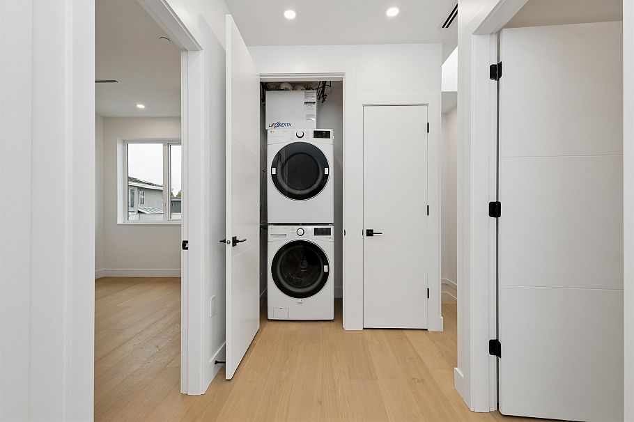 2 3639 E 46th Avenue Vancouver, BC - 29