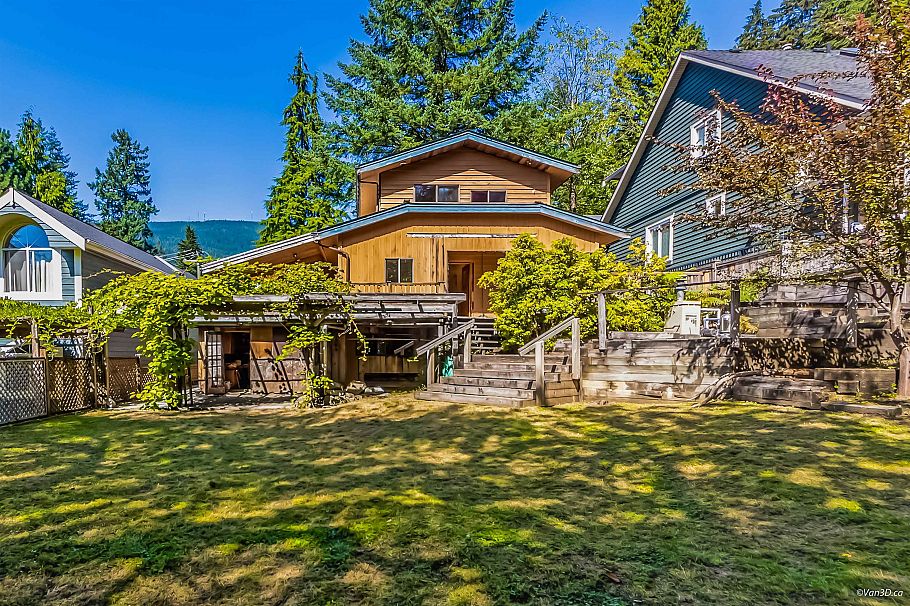 4585 Raeburn Street North Vancouver, BC - 4