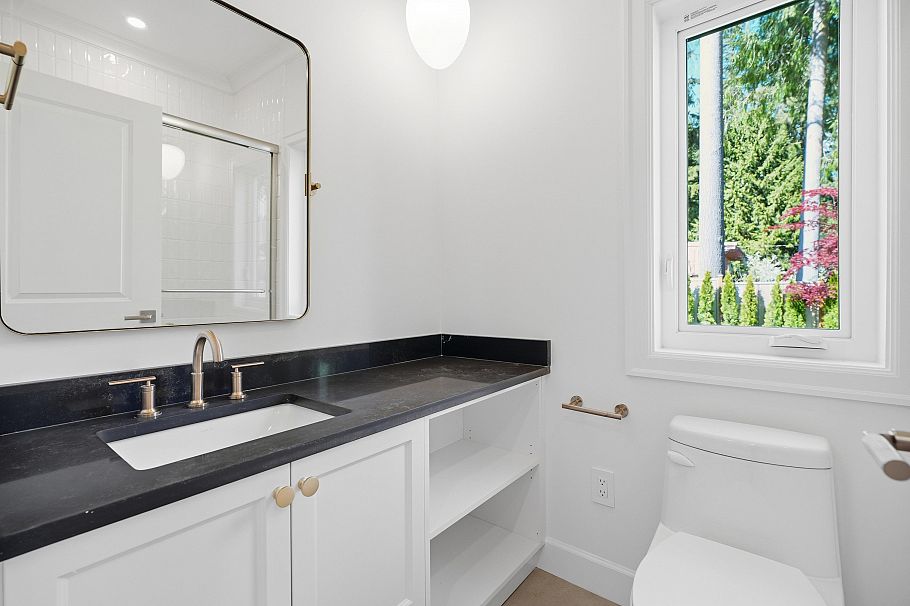 690 E Windsor Road North Vancouver, BC - 20