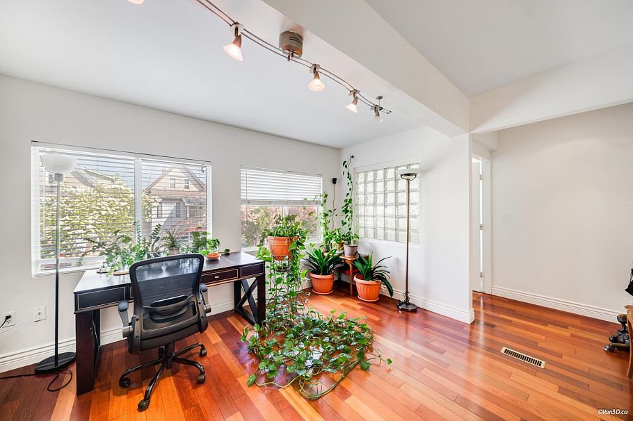 166 E 24th Avenue Vancouver, BC - 4