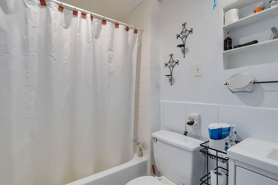 957 Essex Road North Vancouver, BC - 16