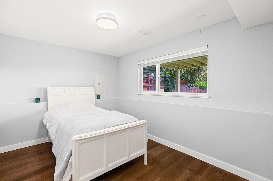 219 E 26th Street North Vancouver, BC - 26