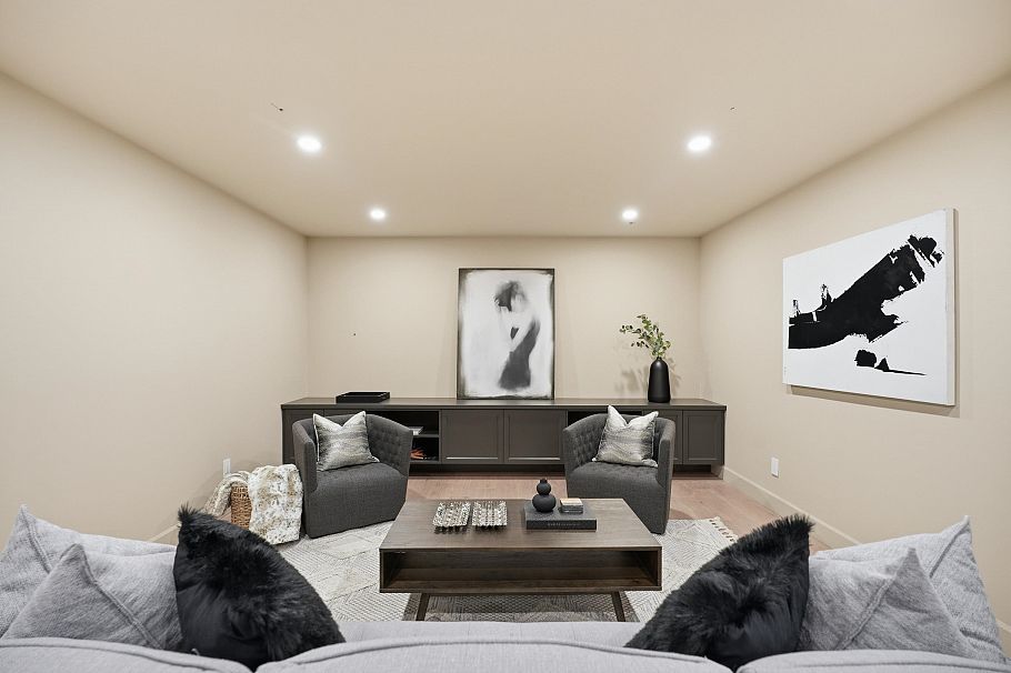 690 E Windsor Road North Vancouver, BC - 31