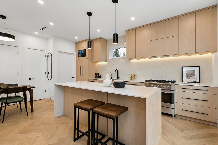 1 3639 E 46th Avenue Vancouver, BC - 1