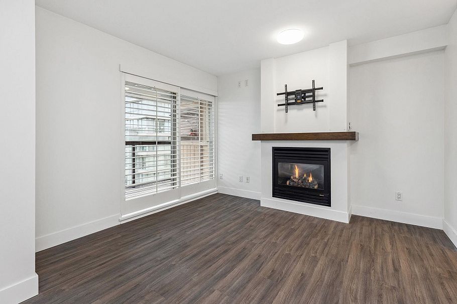 2002 989 Richards Street Vancouver, BC - 2