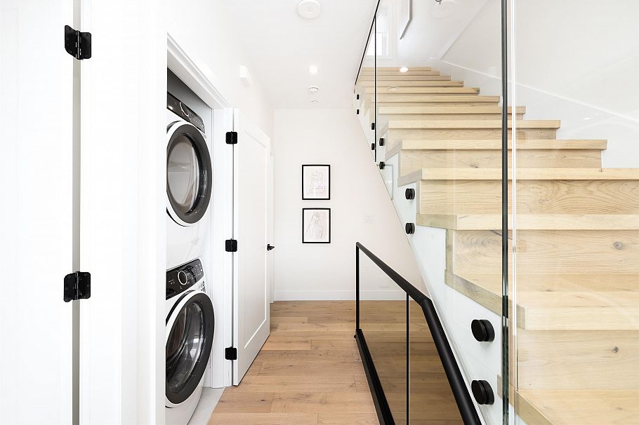 2 3141 E 19 Avenue Vancouver, BC - 8