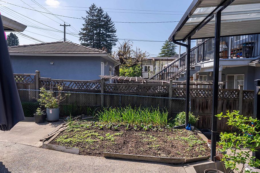 2576 E 27th Avenue Vancouver, BC - 20