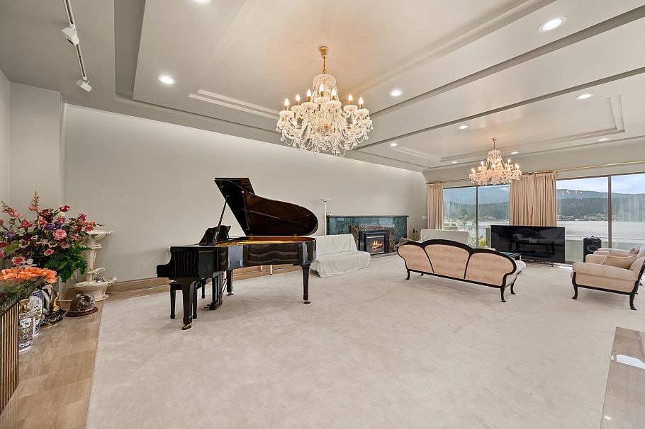 828 Beachview Drive North Vancouver, BC - 2
