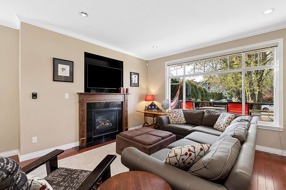 250 E 17th Street North Vancouver, BC - 8