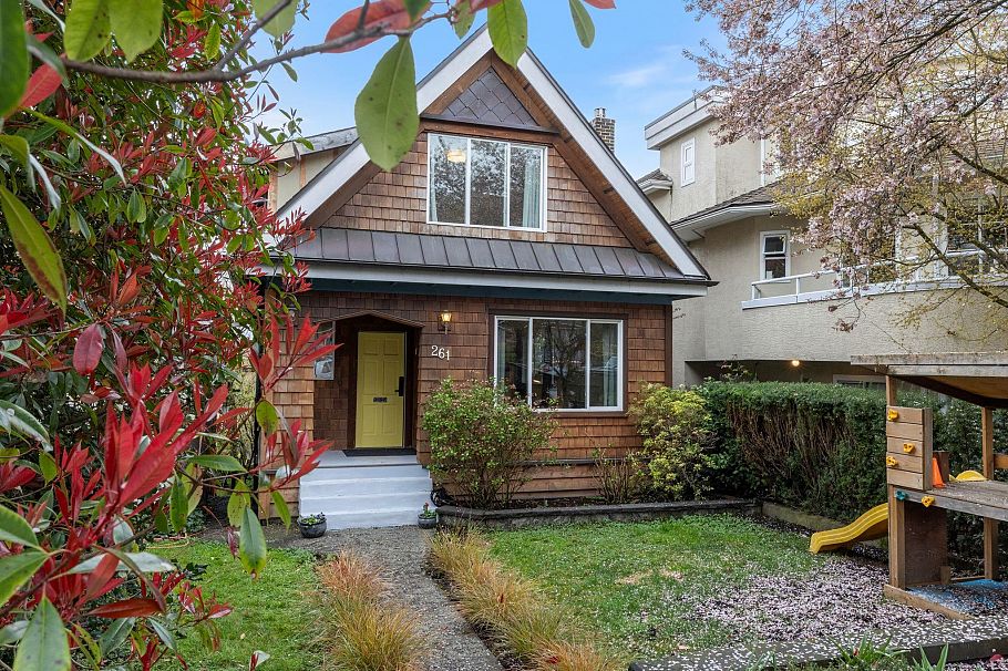 261 E 4th Street North Vancouver, BC - 2