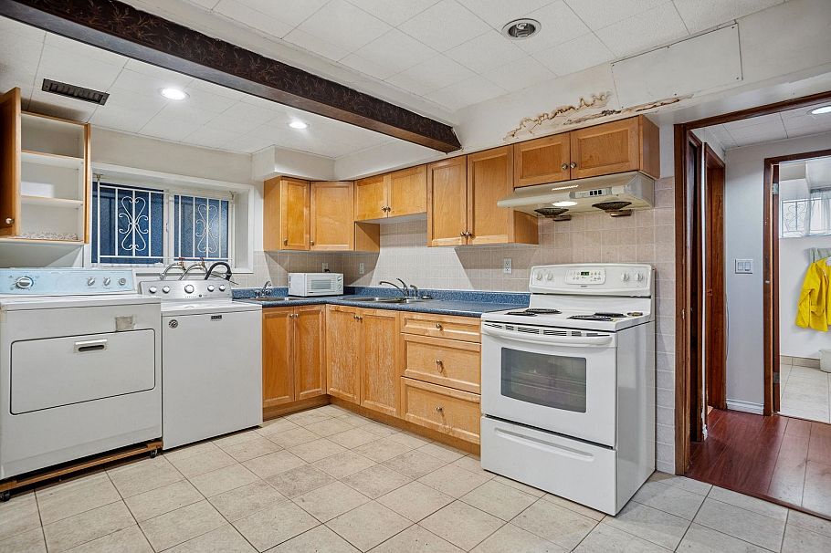 1388 E 60th Avenue Vancouver, BC - 27