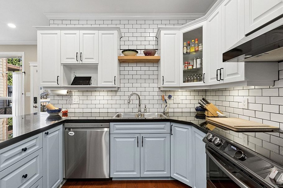 250 E 17th Street North Vancouver, BC - 22