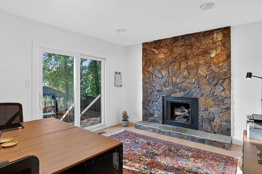 2221 Bowser Avenue North Vancouver, BC - 22