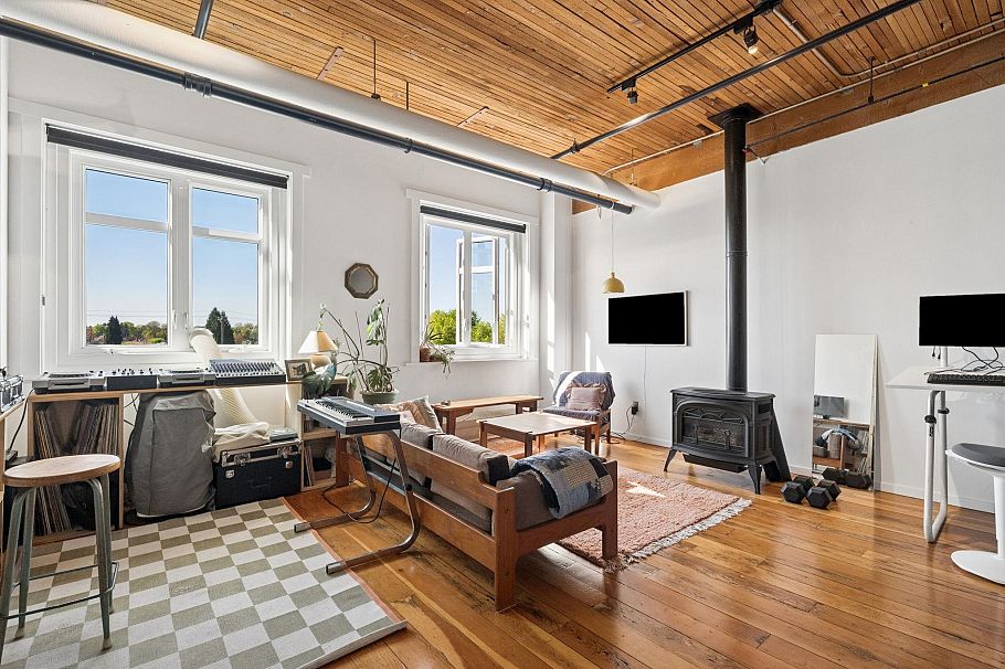 321 2556 E Hastings Street Vancouver, BC - 2