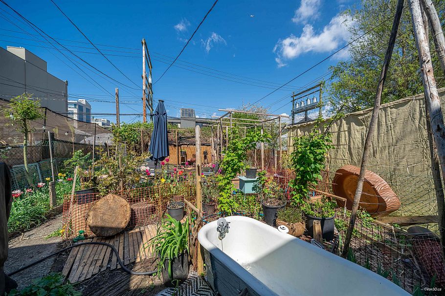 655 E Pender Street Vancouver, BC - 3