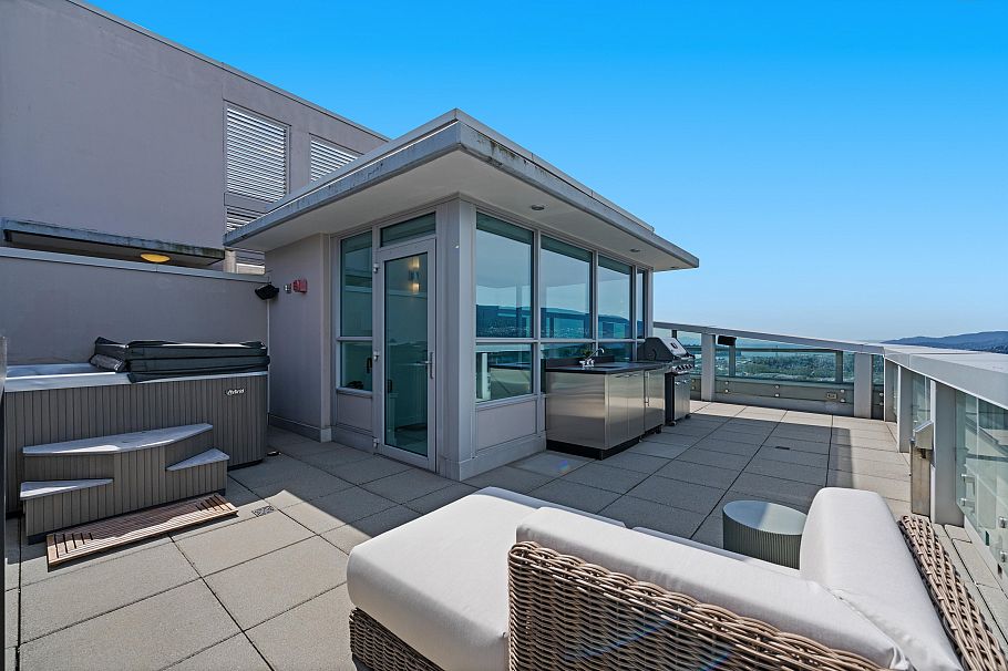 2403 125 E 14th Street North Vancouver, BC - 30