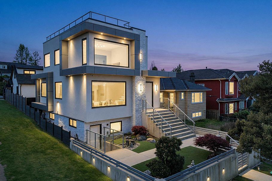 2796 E 4th Avenue Vancouver, BC - 1