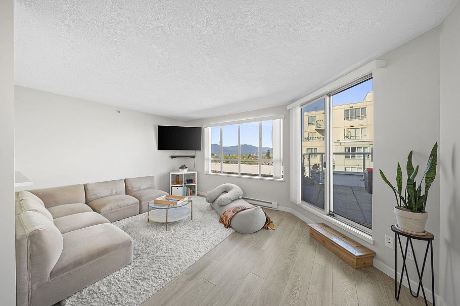 1208 3455 Ascot Place Vancouver, BC - 2