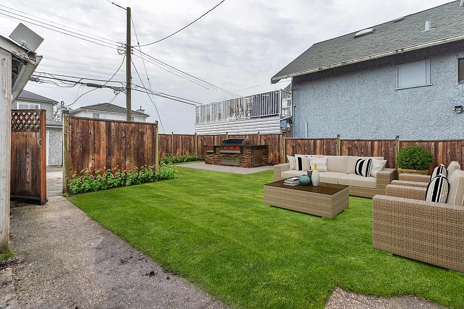 2052 E 41st Avenue Vancouver, BC - 2