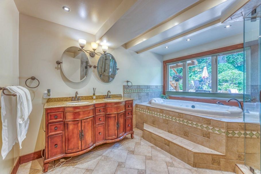 466 E Kings Road North Vancouver, BC - 18