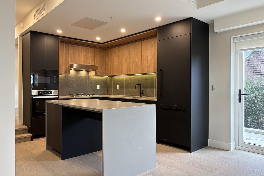 125 W 41st Avenue Vancouver, BC - 1