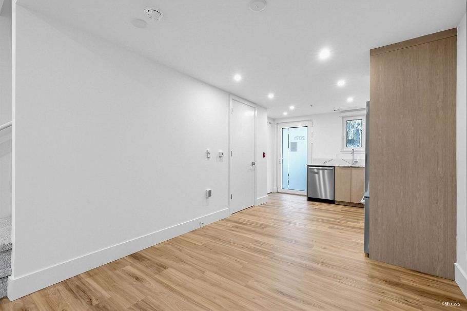 2071 E 1st Avenue Vancouver, BC - 15