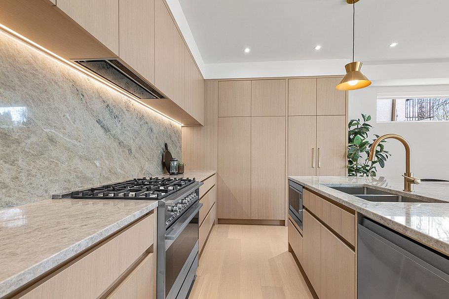 1 2425 Kitchener Street Vancouver, BC - 9