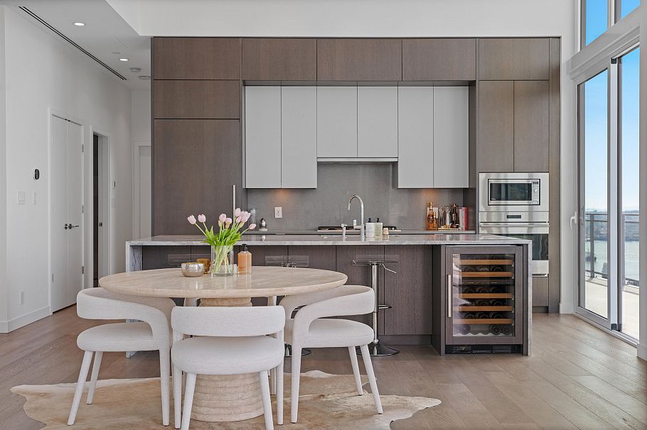 2403 125 E 14th Street North Vancouver, BC - 6