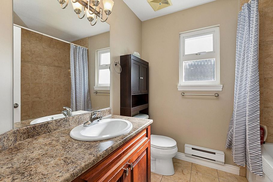 250 E 17th Street North Vancouver, BC - 30