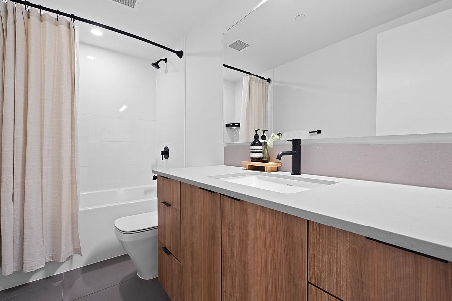 23 533 E 3rd Street North Vancouver, BC - 24